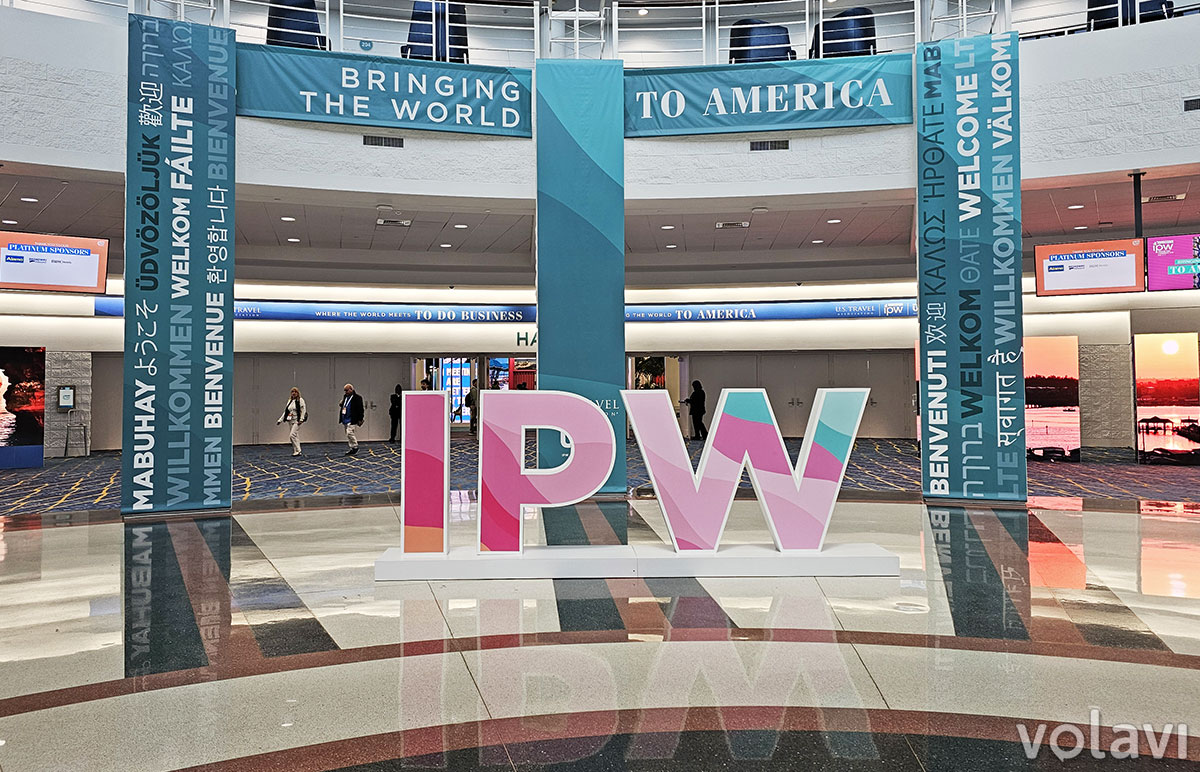 Logo de IPW en el área de exhibición del Centro de Convenciones de Broward.