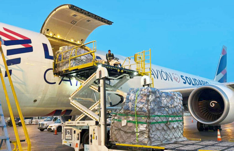 Boeing 767-300F de LATAM Cargo transportando ayuda a Venezuela bajo el programa "Avión Solidario".