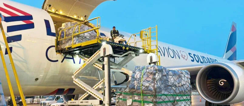 LATAM Cargo supera las 300 toneladas de ayuda humanitaria para Venezuela Boeing 767-300F de LATAM Cargo transportando ayuda a Venezuela bajo el programa "Avión Solidario".