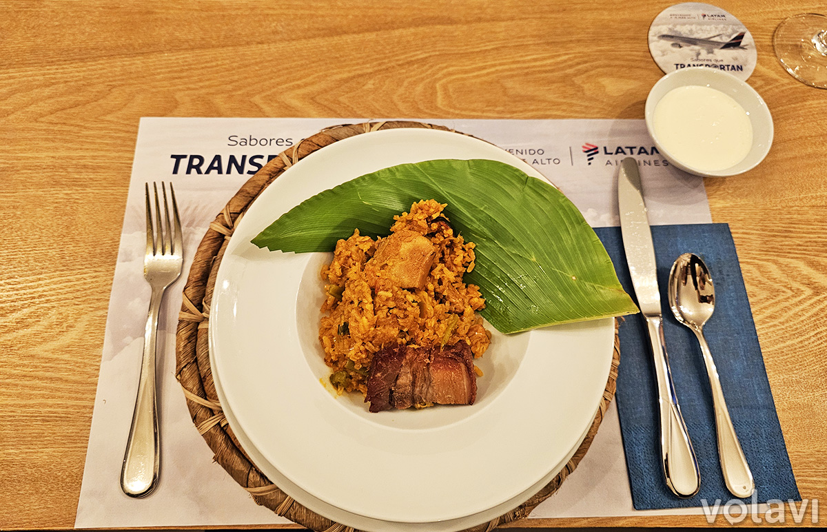 Emplatado final del arroz apastelado de cerdo que ofrece LATAM Colombia en cabinas premium. Emplatado final del arroz apastelado de cerdo que ofrece LATAM Colombia en cabinas premium.