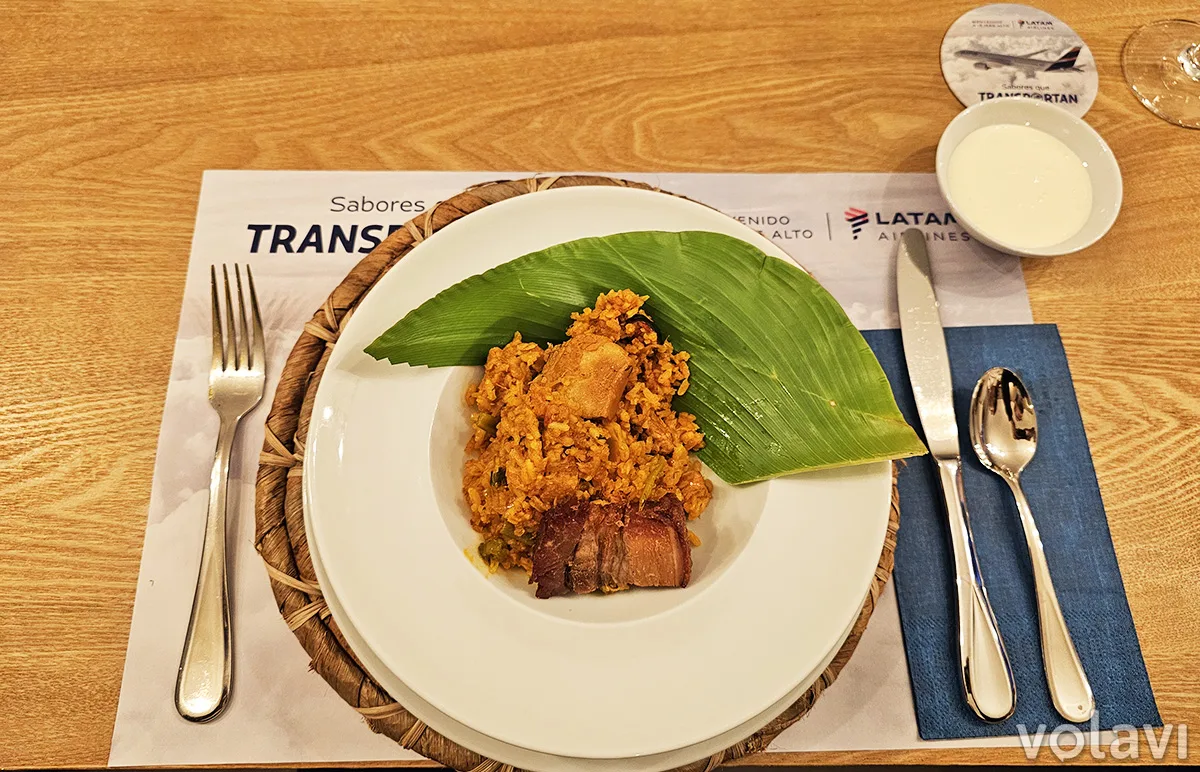 Emplatado final del arroz apastelado de cerdo que ofrece LATAM Colombia en cabinas premium.