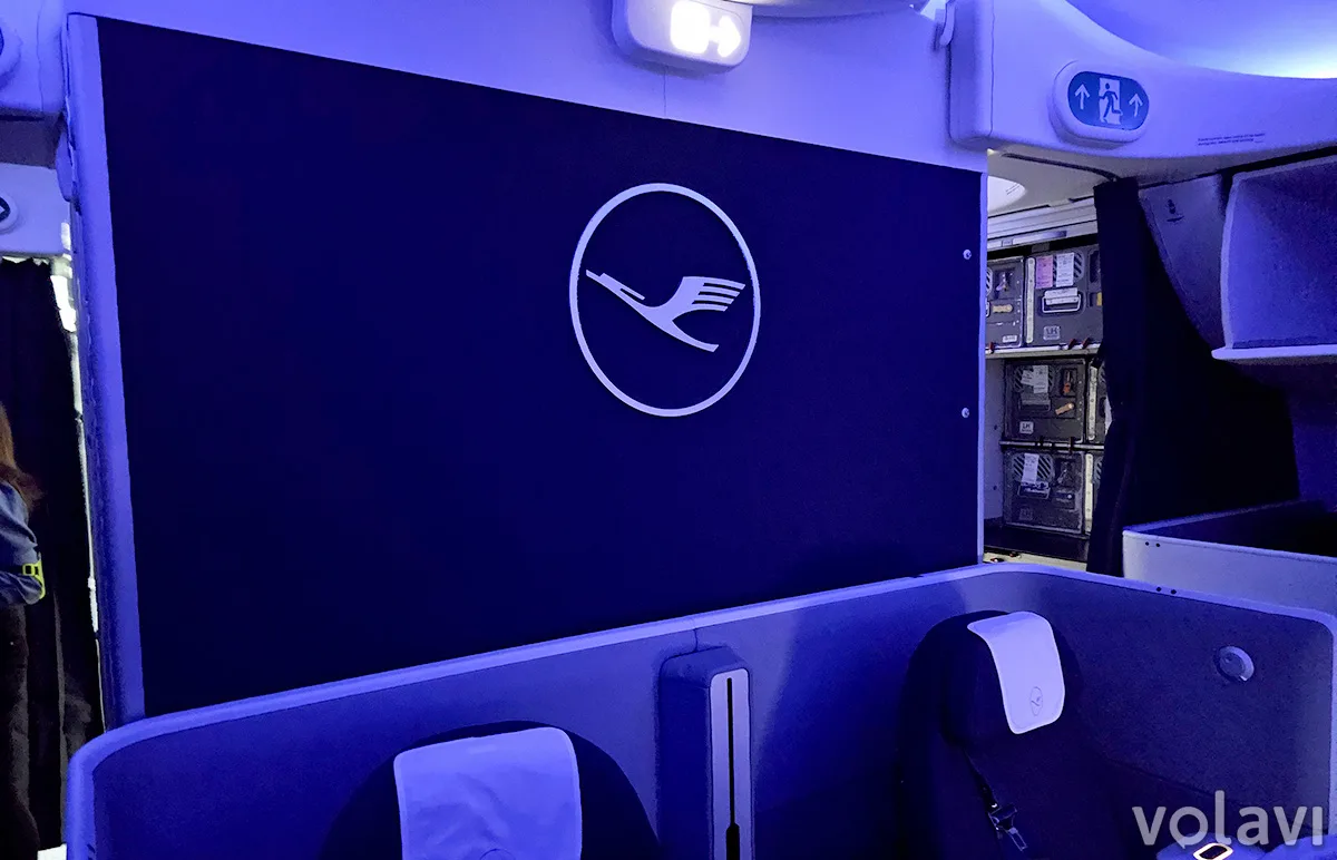 Interior de la cabina "Allegris" con la característica grulla del logo de Lufthansa. Interior de la cabina "Allegris" con la característica grulla del logo de Lufthansa.
