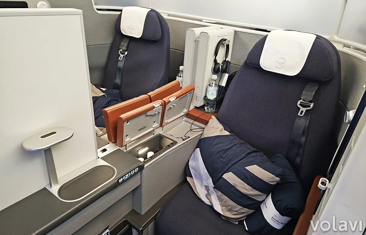 Cabina de Allegris con una de las sillas que permite acomodación doble para viajes en pareja. Cabina de Allegris con una de las sillas que permite acomodación doble para viajes en pareja.