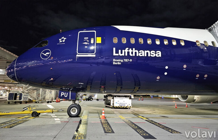 Boeing 787-9 de Lufthansa, con livery del centenario, en el Aeropuerto El Dorado de Bogotá.