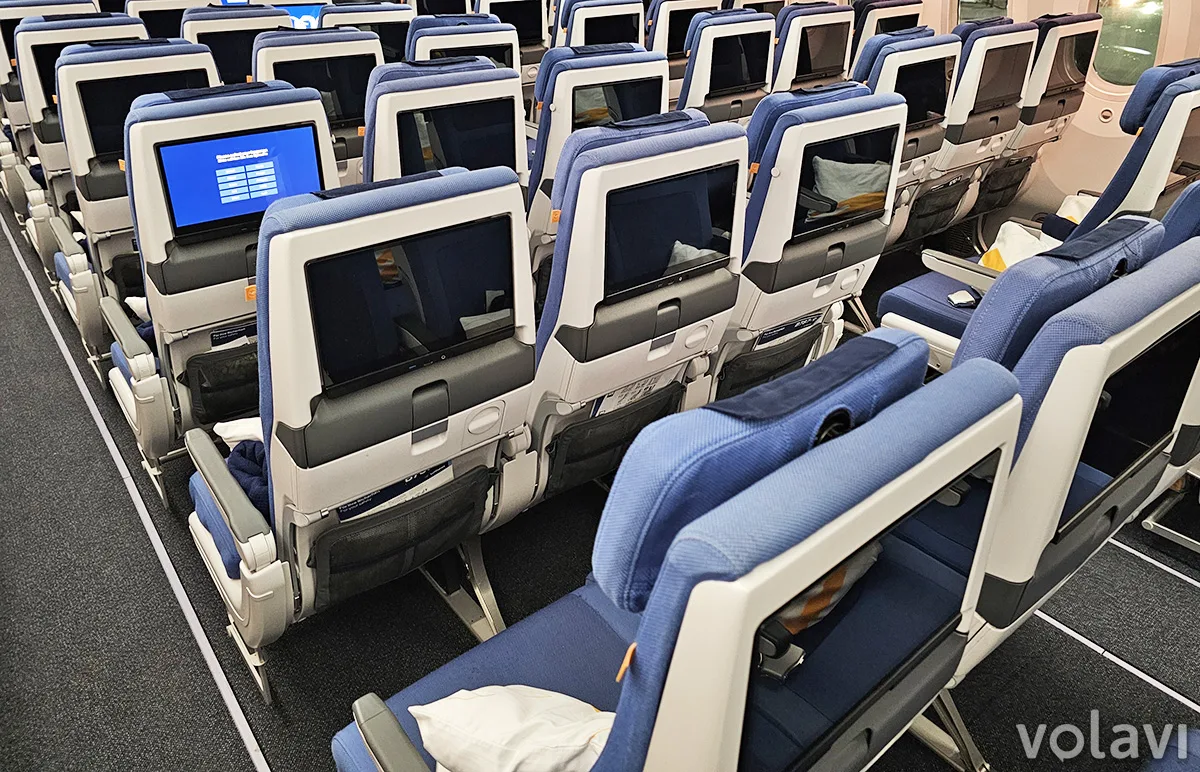 Pantallas de alta definición, puertos de carga y apoyacabezas ajustable hacen parte de los atributos de la clase económica de Lufthansa. Pantallas de alta definición, puertos de carga y apoyacabezas ajustable hacen parte de los atributos de la clase económica de Lufthansa.