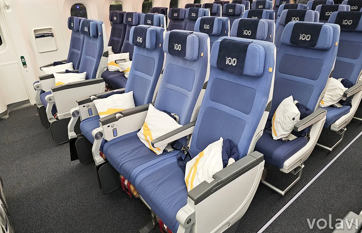 Cabina de clase económica del Boeing 787-9 de Lufthansa que vuela a Bogotá. Cabina de clase económica del Boeing 787-9 de Lufthansa que vuela a Bogotá.