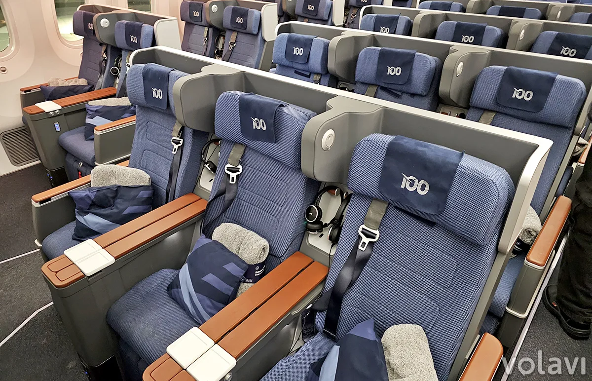 Cabina de Premium Economy de Lufthansa en el Boeing 787-9 que conmemora el centenario. Cabina de Premium Economy de Lufthansa en el Boeing 787-9 que conmemora el centenario.