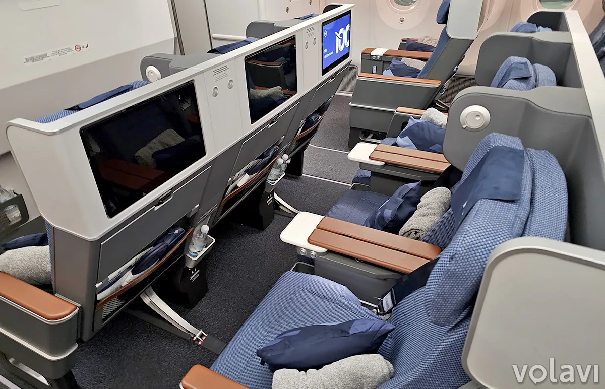 En Premium Economy los pasajeros cuenta con más espacio, privacidad y un servicio intermedio entre clase económica y ejecutiva. En Premium Economy los pasajeros cuenta con más espacio, privacidad y un servicio intermedio entre clase económica y ejecutiva.