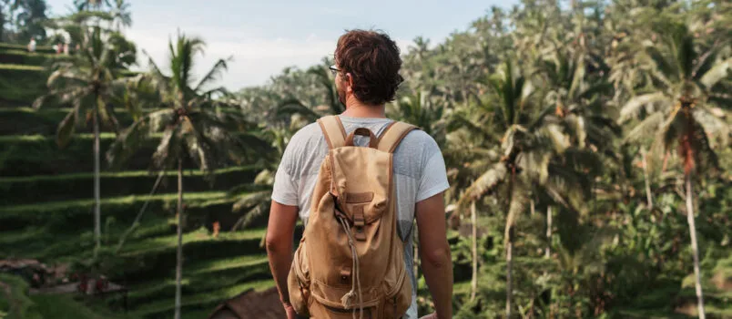 Turista que busca viajes sostenibles.