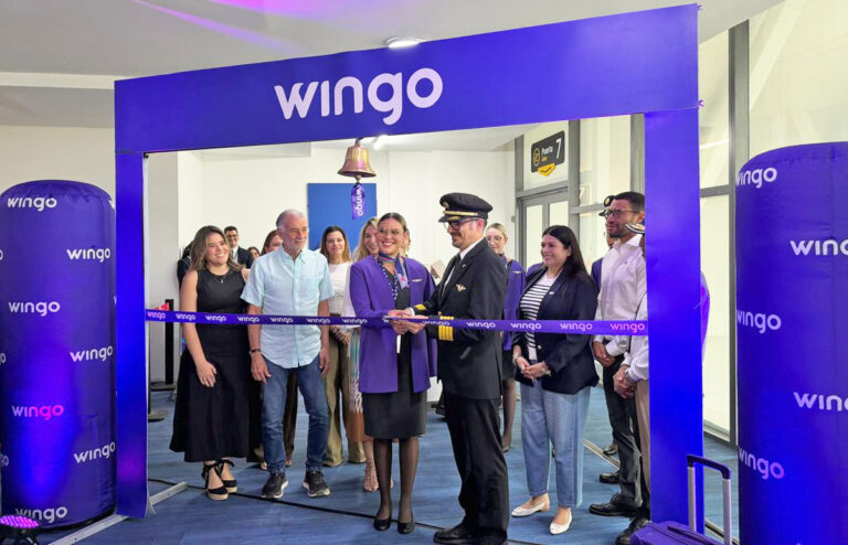 Corte de cinta en el vuelo inagural de Wingo entre Barranquilla y Aruba.