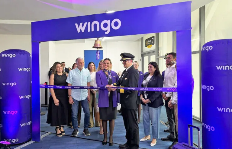 Corte de cinta en el vuelo inagural de Wingo entre Barranquilla y Aruba.