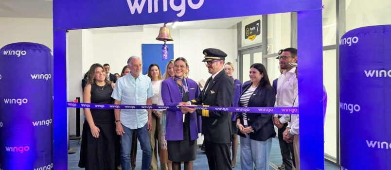 Corte de cinta en el vuelo inagural de Wingo entre Barranquilla y Aruba.