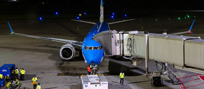 Boeing 737 MAX 8 de Aerolíneas Argentina en la terminal internacional del Aeropuerto El Dorado de Bogotá.