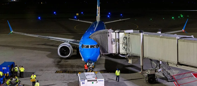 Aerolíneas Argentinas volará entre Buenos Aires y Cartagena desde enero de 2027 Boeing 737 MAX 8 de Aerolíneas Argentina en la terminal internacional del Aeropuerto El Dorado de Bogotá.