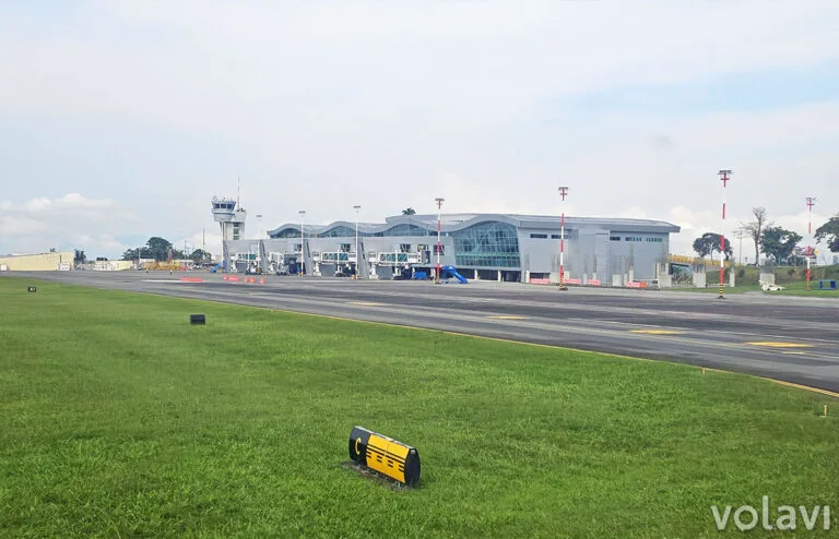 Vista exterior de la terminal de pasajeros del Aeropuerto Internacional Matecaña de Pereira.