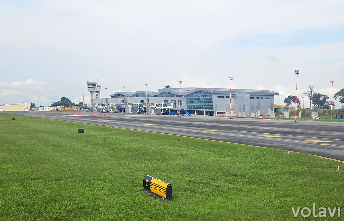 Vista exterior de la terminal de pasajeros del Aeropuerto Internacional Matecaña de Pereira. Vista exterior de la terminal de pasajeros del Aeropuerto Internacional Matecaña de Pereira.