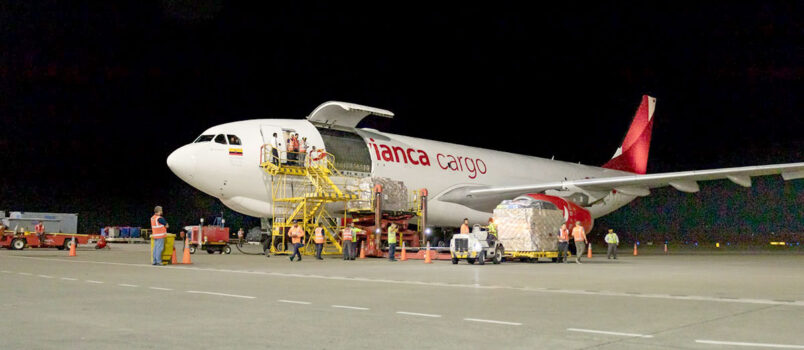 Carga aérea en América Latina acelera y crece 4,7% en junio Airbus A330F de Avianca Cargo en la terminal de carga.