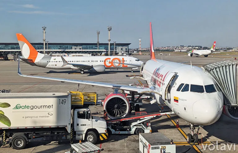 Airbus A320neo de Avianca con un Boeing 737 MAX 8 de GOL en el Aeropuerto de São Paulo-Guarulhos.