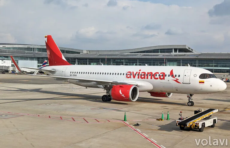 Airbus A320neo (HK-5360), en la terminal nacional del Aeropuerto El Dorado de Bogotá.