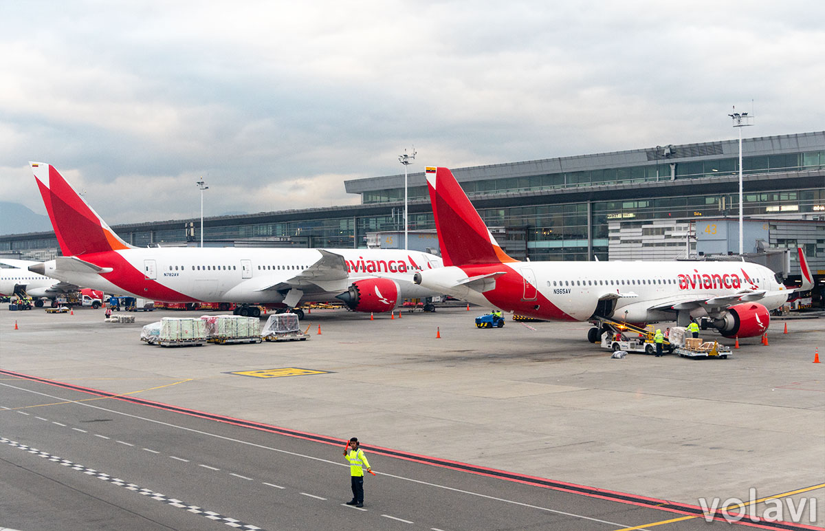 Boeing 787-8 y Airbus A320neo de Avianca en el Aeropuerto El Dorado de Bogotá. Boeing 787-8 y Airbus A320neo de Avianca en el Aeropuerto El Dorado de Bogotá.