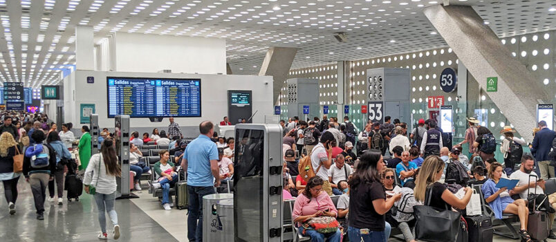 Tráfico aéreo en América Latina cae 2,3% en junio, primera baja desde 2021 Terminal 2 del Aeropuerto Internacional de la Ciudad de México (Benito Juárez).
