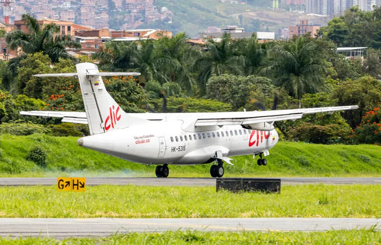 ATR 42-600 de Clic Air aterrizando en el Aeropuerto Olaya Herrera de Medellín.