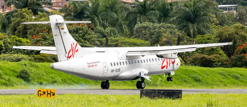 ATR 42-600 de Clic Air aterrizando en el Aeropuerto Olaya Herrera de Medellín.