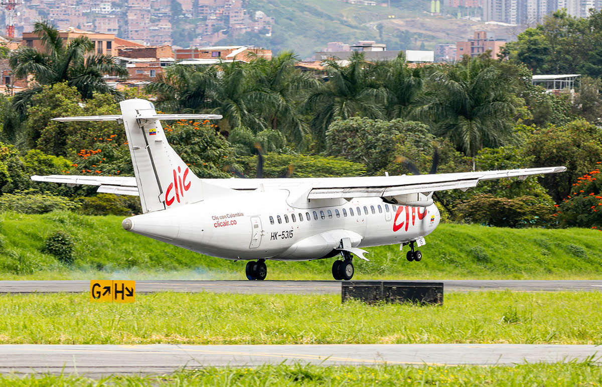 ATR 42-600 de Clic Air aterrizando en el Aeropuerto Olaya Herrera de Medellín. ATR 42-600 de Clic Air aterrizando en el Aeropuerto Olaya Herrera de Medellín.