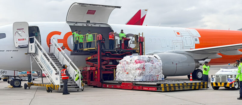 Avianca y GOL llevan más de 40 toneladas de ayuda a Armenia en 737 Boeing 737-800F de GOLLOG en el Aeropuerto El Edén de Armenia.