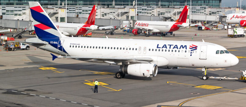 Airbus A320 de LATAM Airlines saliendo de la terminal nacional del Aeropuerto El Dorado de Bogotá.