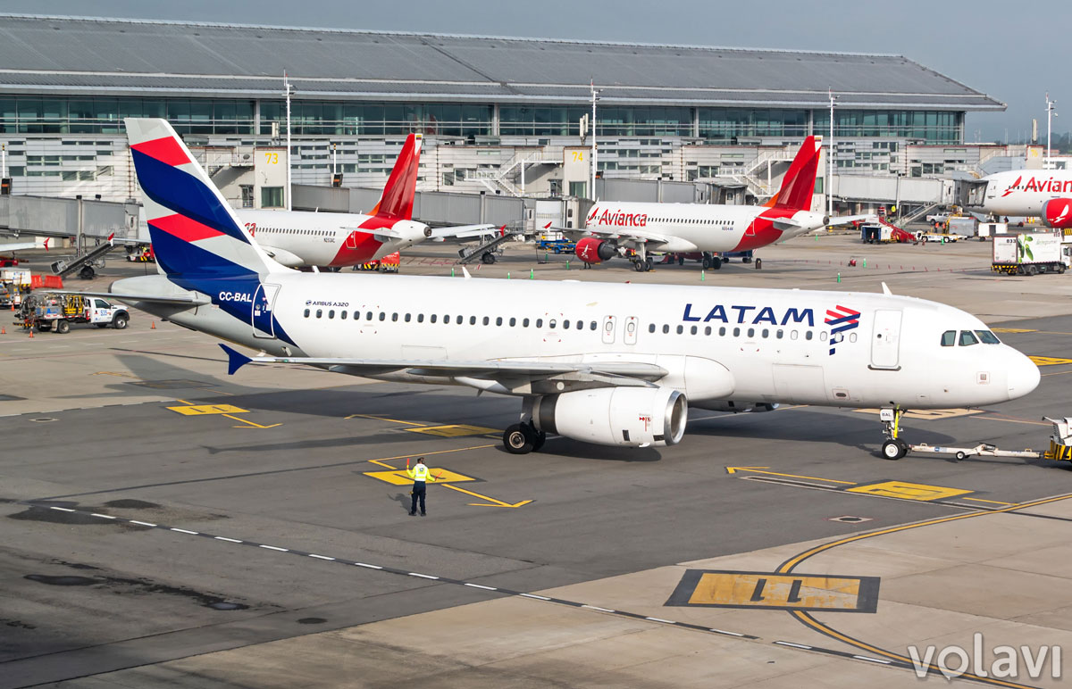 Airbus A320 de LATAM Airlines saliendo de la terminal nacional del Aeropuerto El Dorado de Bogotá.