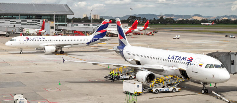 LATAM retoma vuelos a Pereira desde Bogotá y Medellín Aviones Airbus A320 de LATAM Airlines en el Aeropuerto El Dorado de Bogotá.