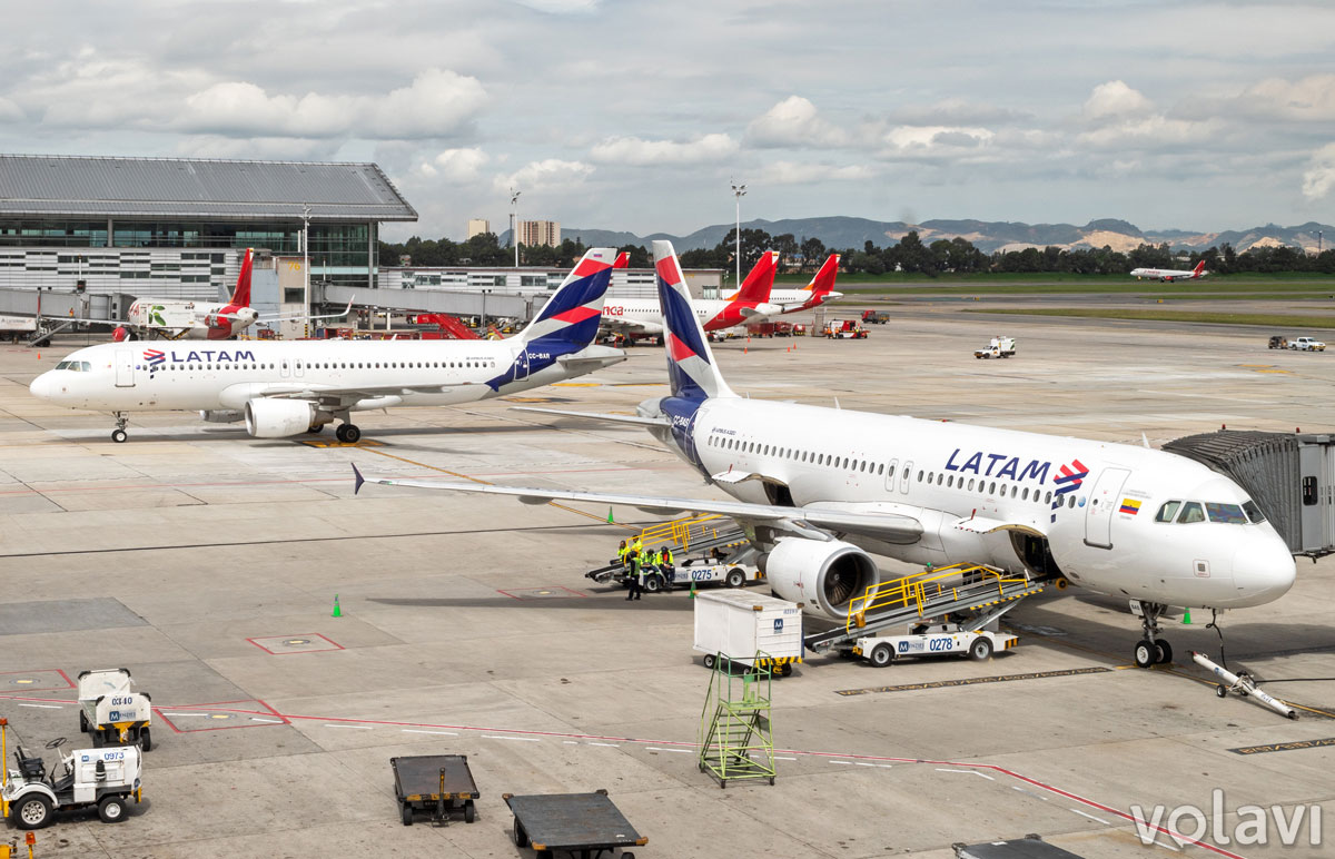 Aviones Airbus A320 de LATAM Airlines en el Aeropuerto El Dorado de Bogotá.