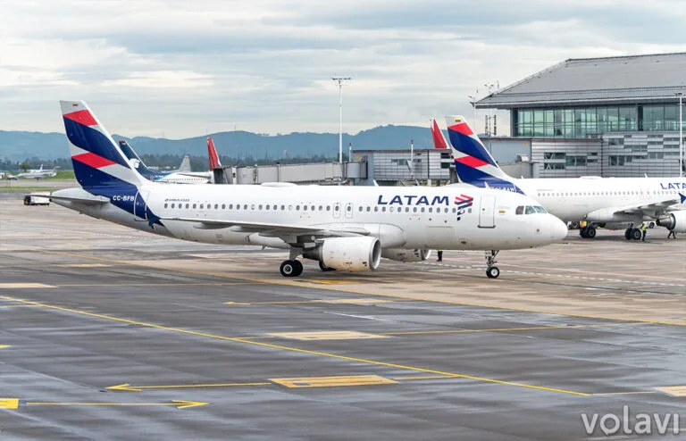 Airbus A320 de LATAM Airlines Colombia (CC-BFB), llegando al terminal nacional del Aeropuerto El Dorado de Bogotá.