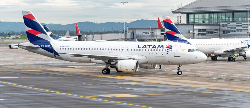 Airbus A320 de LATAM Airlines Colombia (CC-BFB), llegando al terminal nacional del Aeropuerto El Dorado de Bogotá.