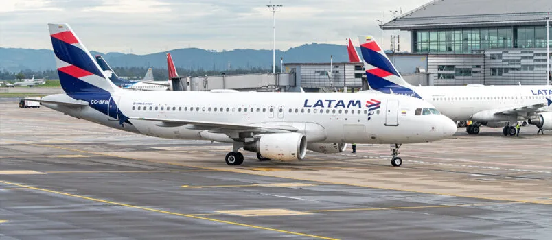 LATAM aumenta vuelos a Cali y Armenia por cierre del aeropuerto de Pereira Airbus A320 de LATAM Airlines Colombia (CC-BFB), llegando al terminal nacional del Aeropuerto El Dorado de Bogotá.