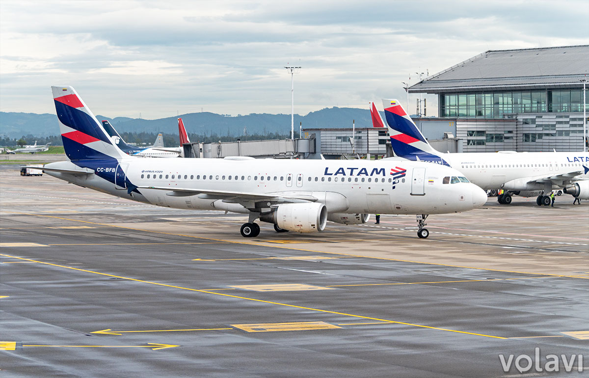 Airbus A320 de LATAM Airlines Colombia (CC-BFB), llegando al terminal nacional del Aeropuerto El Dorado de Bogotá.