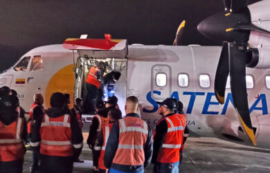 Transporte de ayuda humanitaria a Quibdó por parte de Satena en un ATR 42.