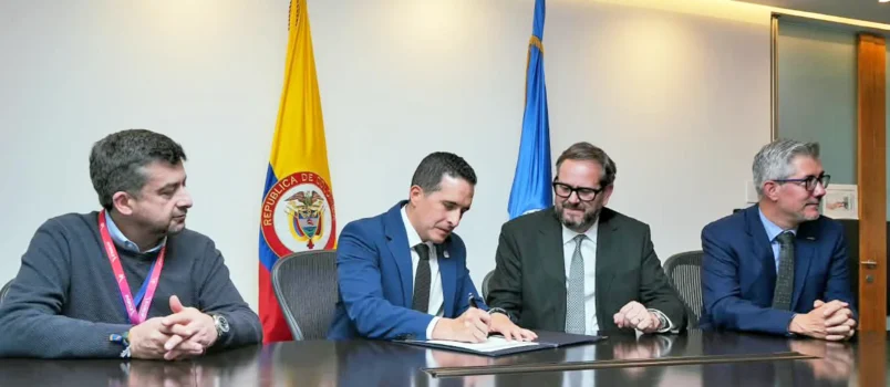 Airbus y Avianca participarán en estudios para el nuevo espacio aéreo de Bogotá Firma del acuerdo entre Aerocivil, Airbus y Avianca para el rediseño del espacio aéreo de Bogotá.