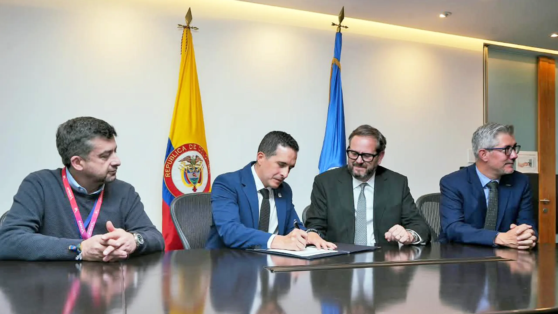 Firma del acuerdo entre Aerocivil, Airbus y Avianca para el rediseño del espacio aéreo de Bogotá.