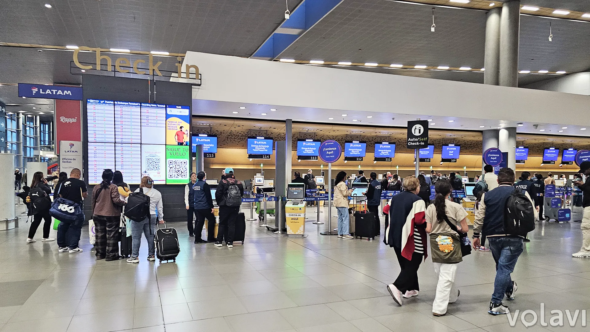 Área de check in de LATAM Airlines en el Aeropuerto ElDorado de Bogotá.