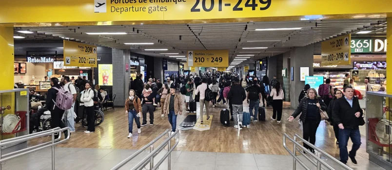 Latinoamérica lideró crecimiento del tráfico aéreo mundial en agosto: IATA Vista al interior de la Terminal 2 del Aeropuerto Internacional de São Paulo-Guarulhos.