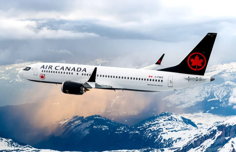 Boeing 737 MAX 8 de Air Canada (matrícula C-FSKZ), volando sobre Canadá.