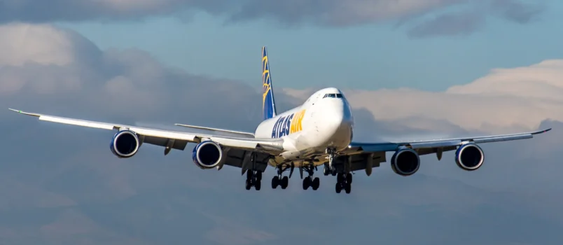 Boeing 747-8 de Atlas Air aterrizando en el Aeropuerto Mariscal Sucre de Quito, Ecuador.