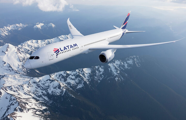 Boeing 787-9 de LATAM Airlines (CC-BBG), volando sobre la Cordillera de los Andes.