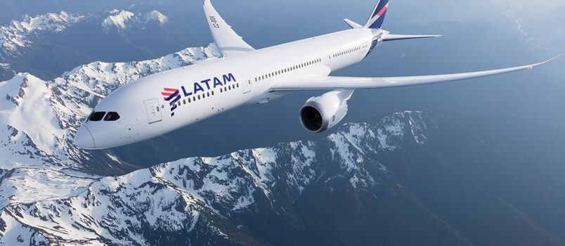LATAM aumentó 7% su capacidad y transportó 7,9 millones de pasajeros Boeing 787-9 de LATAM Airlines (CC-BBG), volando sobre la Cordillera de los Andes.