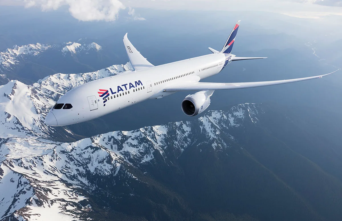 Boeing 787-9 de LATAM Airlines (CC-BBG), volando sobre la Cordillera de los Andes.