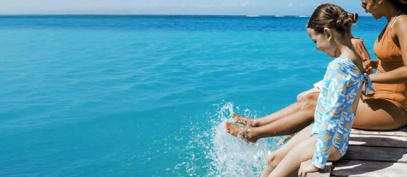 Colombia y Aruba amplían su conectividad con vuelos directos desde cinco ciudades Familia disfrutando una de las playas de Aruba.
