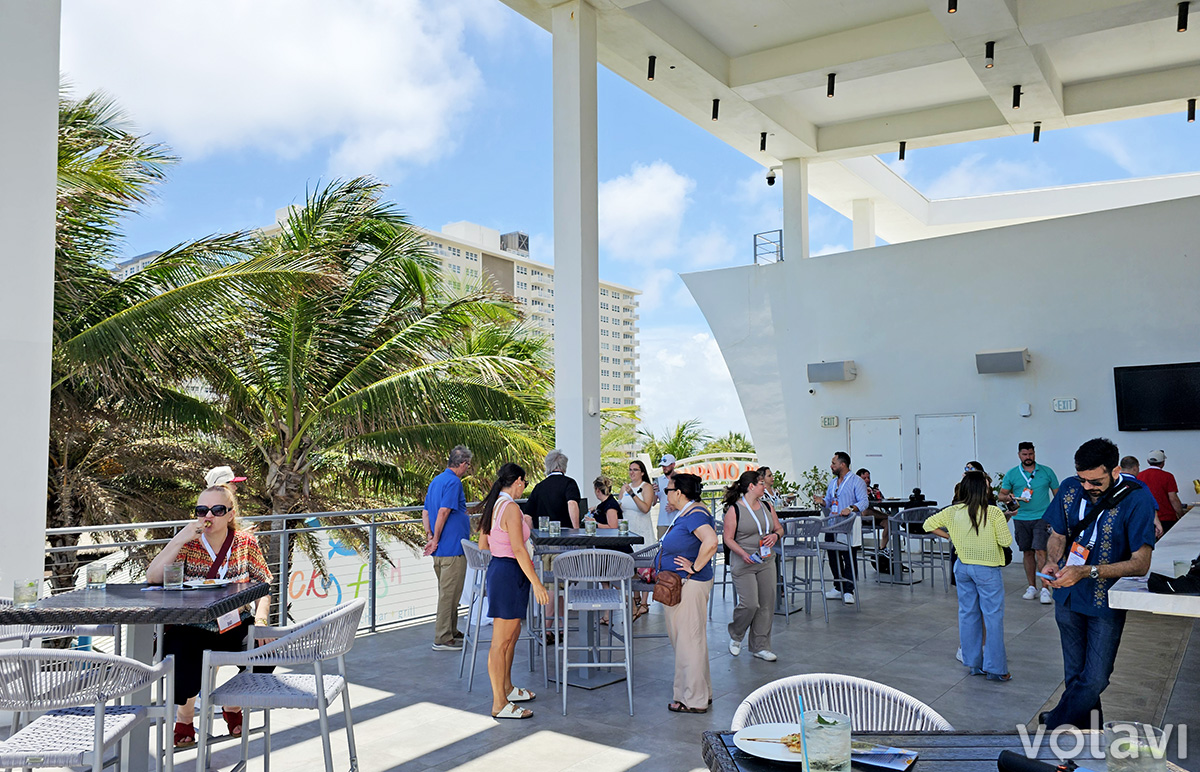 Terraza en uno de los restaurantes con vista al muelle de Pompano Beach. Terraza en uno de los restaurantes con vista al muelle de Pompano Beach.