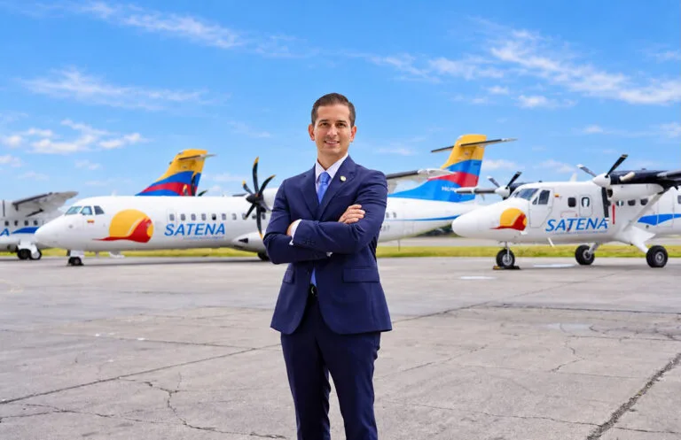 Mateo Arjona, nuevo presidente de Satena, con parte de la flota de la aerolínea.